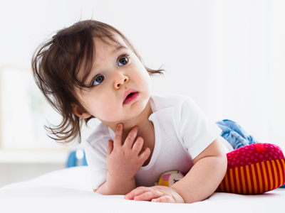 Baby boy playing on floor gettyimages图片素材