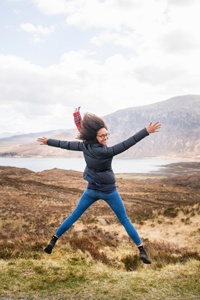 Mid adult woman in mountains doing star jump, Isle of Skye, Hebrides, Scotland gettyimages圖片素材