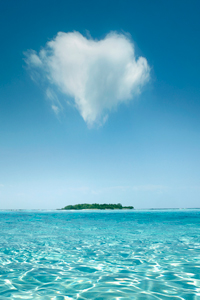 Heart shaped cloud over tropical waters gettyimages图片素材
